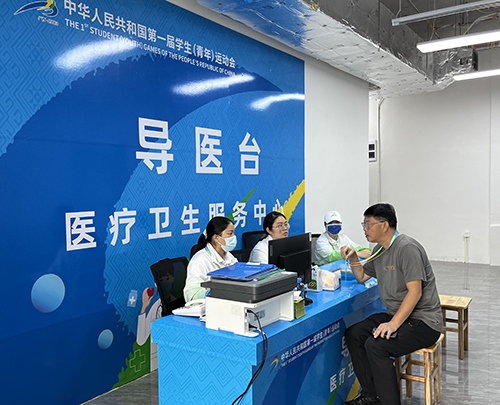 村內(nèi)住客在醫(yī)療衛(wèi)生服務(wù)中心導(dǎo)醫(yī)臺問診。人民網(wǎng)記者 歐興榮攝