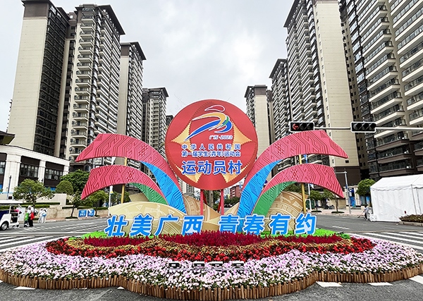 運動員村入口處標(biāo)識標(biāo)牌成為極受歡迎的打卡點。人民網(wǎng)記者 歐興榮攝