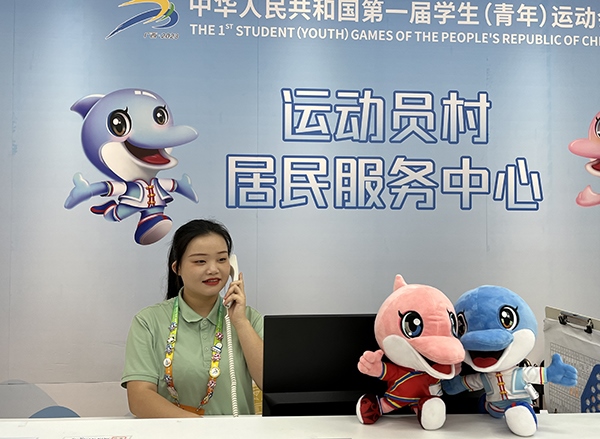 朱珊妮在接聽住宿服務(wù)中心的熱線電話。人民網(wǎng)記者 歐興榮攝
