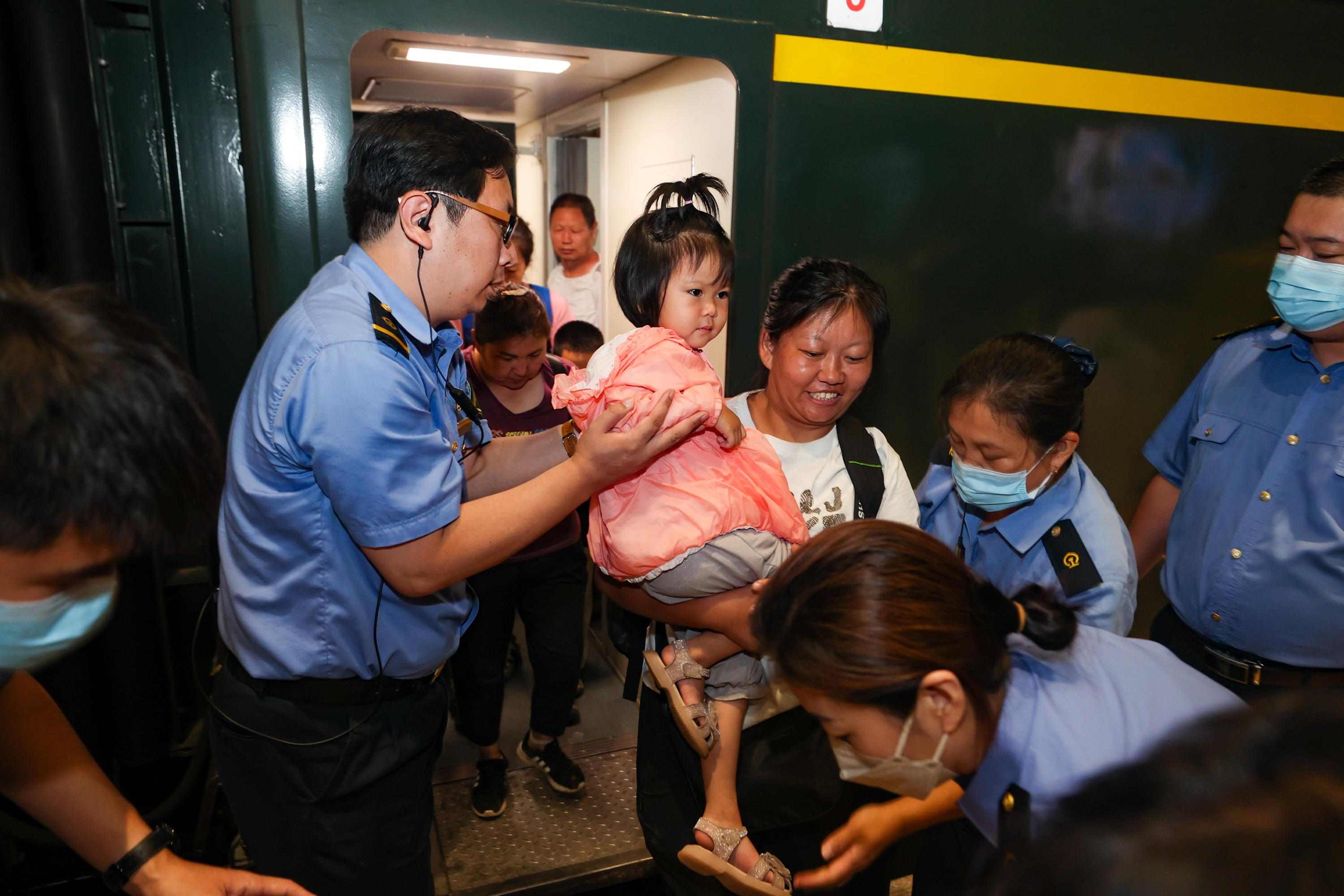 2023年8月2日，因強(qiáng)降雨被困的K396次列車第二批近500名旅客在救援隊(duì)的一路護(hù)送下，徒步五個(gè)小時(shí)抵達(dá)妙峰山鎮(zhèn)水峪嘴村。稍作休整后，他們乘坐臨時(shí)旅客列車前往北京豐臺(tái)站。