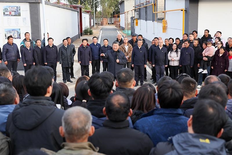 2023年11月10日，習(xí)近平總書(shū)記在河北保定涿州市萬(wàn)全莊村考察時(shí)，同村民們親切交流。