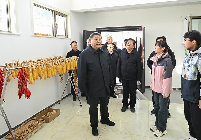 2023年11月10日，習(xí)近平總書(shū)記在北京門頭溝妙峰山鎮(zhèn)水峪嘴村村民李盟家看望慰問(wèn)，了解房屋受損、修繕和冬季取暖等情況。