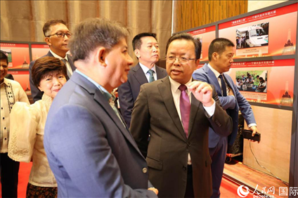 論壇期間配套舉行“‘?dāng)[脫貧困之路’——寧德扶貧開發(fā)圖片展”。人民網(wǎng)記者樊帆 攝