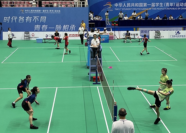 11月11日，第一屆全國學(xué)生（青年）運動會毽球（校園組）比賽現(xiàn)場。人民網(wǎng)記者 歐興榮攝