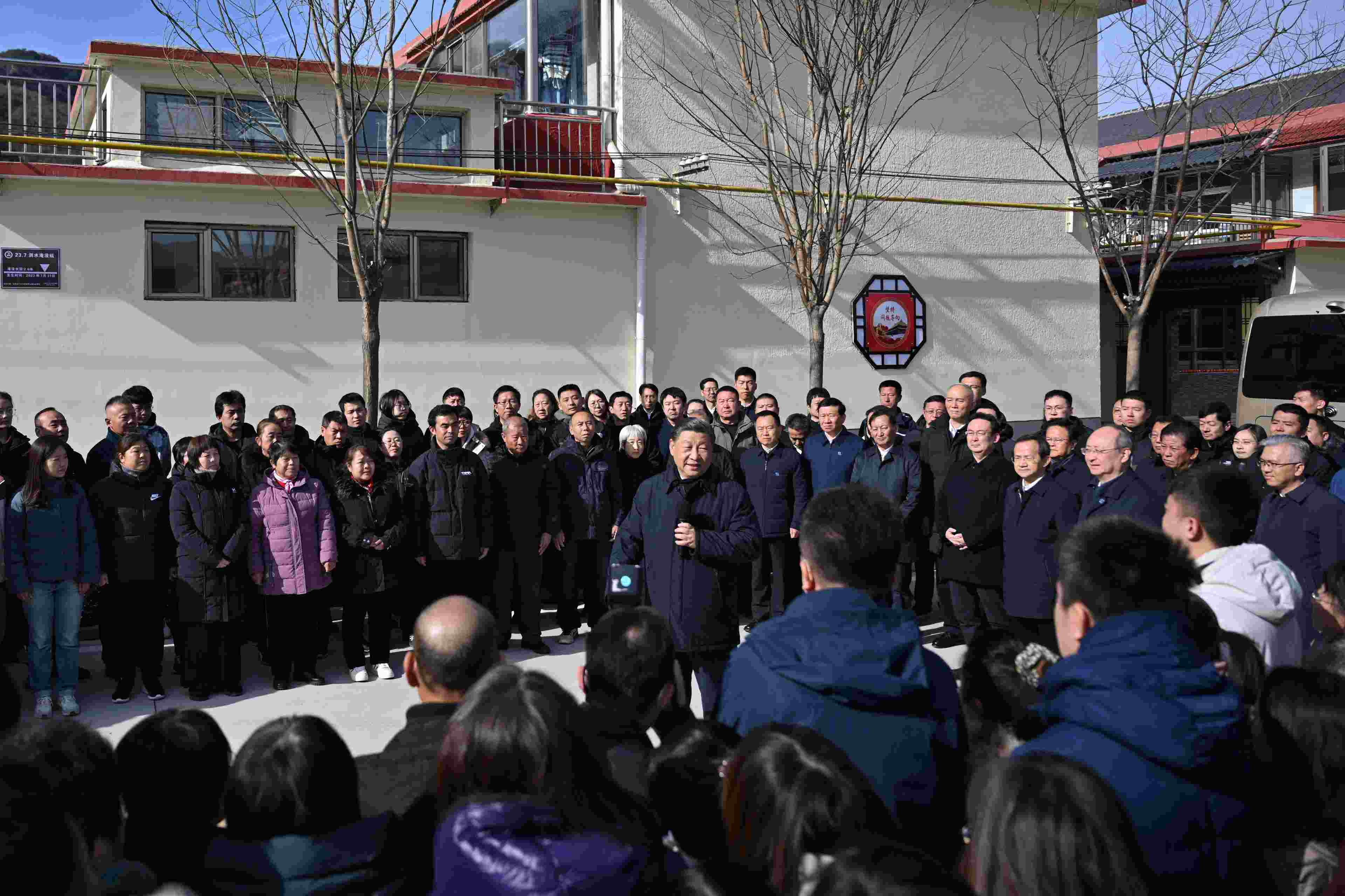 2023年11月10日，習近平總書記在北京市門頭溝區(qū)妙峰山鎮(zhèn)水峪嘴村考察時，同當?shù)厝罕娪H切交流。