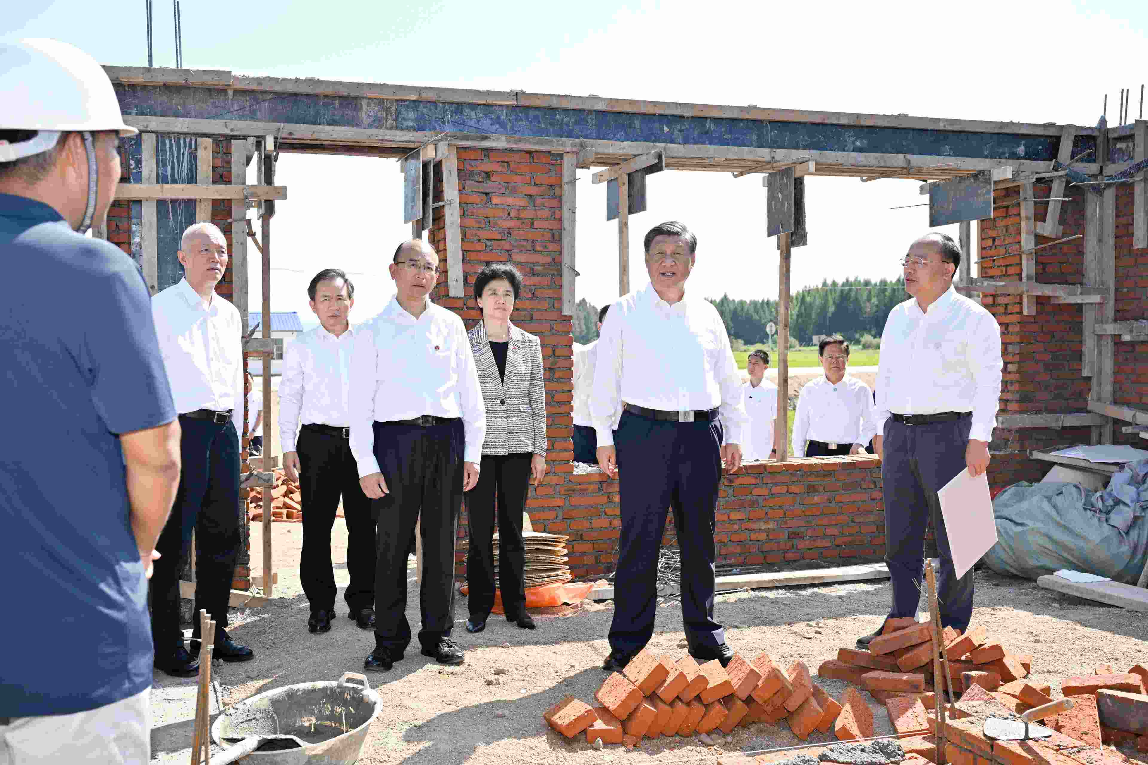 2023年9月7日，習近平總書記在遭受洪澇災害的黑龍江省哈爾濱尚志市老街基鄉(xiāng)龍王廟村，察看水毀房屋重建情況。