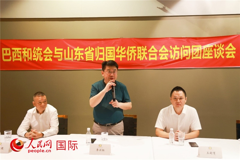 中國(guó)僑聯(lián)副主席、山東省僑聯(lián)主席李興鈺（中）在座談會(huì)上致辭。人民網(wǎng)記者 陳海琪攝