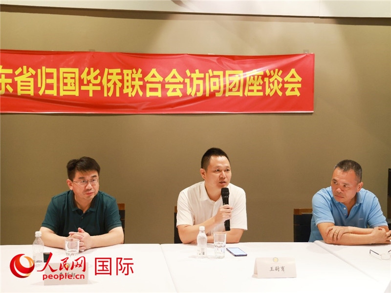 中國(guó)駐里約總領(lǐng)館副總領(lǐng)事王尉育（中）在座談會(huì)上致辭。人民網(wǎng)記者 陳海琪攝