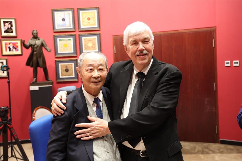 費城交響樂團小提琴演奏家戴維·布斯與原中央樂團小提琴演奏家朱信人50年后再相聚。