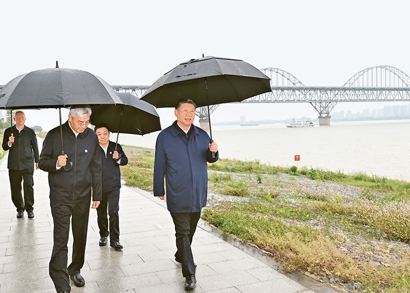 2023年10月10日至13日，中共中央總書記、國家主席、中央軍委主席習近平在江西考察。這是10日下午，習近平在長江國家文化公園九江城區(qū)段考察時，冒雨沿江堤步行察看沿岸風貌。 新華社記者 謝環(huán)馳/攝