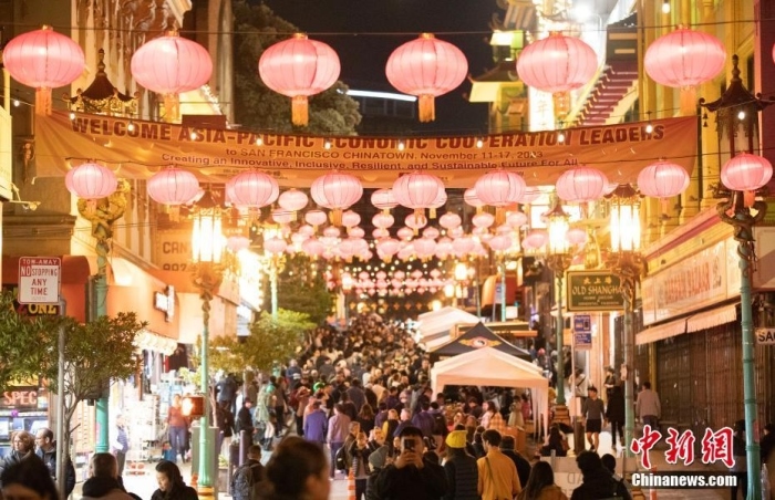 當?shù)貢r間11月10日，美國舊金山唐人街夜市人頭攢動。亞太經(jīng)合組織(APEC)第三十次領(lǐng)導(dǎo)人非正式會議將在舊金山舉行，當?shù)靥迫私钟媱澟e辦包括夜市在內(nèi)的多場活動，以吸引與會者、游客和市民的光顧。<a target='_blank' href='/'><p class=