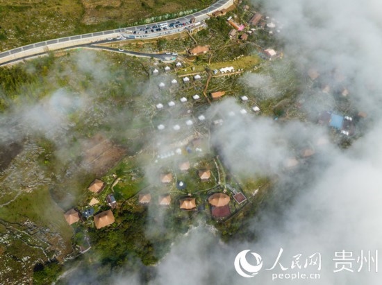 航拍掩映在晨間薄霧中的“花都里·化屋野奢度假營地“。人民網(wǎng) 陽茜攝
