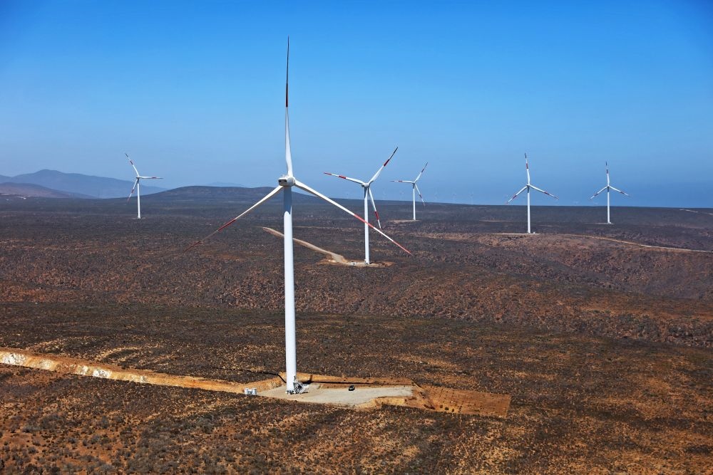 這是2023年2月14日拍攝的位于智利中部沿海的蓬塔謝拉風(fēng)電場。蓬塔謝拉風(fēng)電場是中國在智利投資建設(shè)的首個(gè)風(fēng)電場，2018年正式投產(chǎn)發(fā)電，可滿足13萬戶家庭的用電需求，同時(shí)每年還能減少15.7萬噸碳排放。