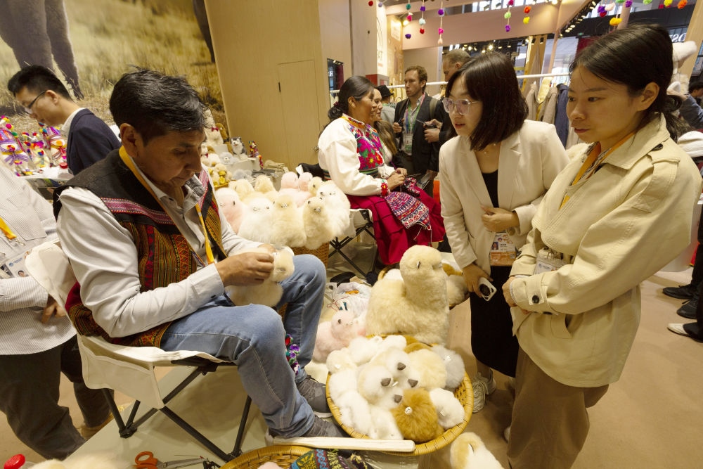 2023年11月7日，秘魯羊駝毛制品手藝人馬馬尼大叔在中國上海舉辦的第六屆進(jìn)博會(huì)上展示羊駝玩偶制作工藝。秘魯特色羊駝毛制品連續(xù)六屆在進(jìn)博會(huì)上亮相，收獲大量訂單。進(jìn)博會(huì)大舞臺(tái)讓秘魯傳統(tǒng)手藝人有了更廣闊的發(fā)展空間。