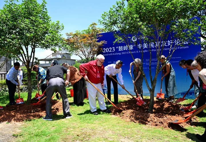 2023年6月28日，出席“鼓嶺之友”座談會的中美各界人士在鼓嶺共同植樹留念。