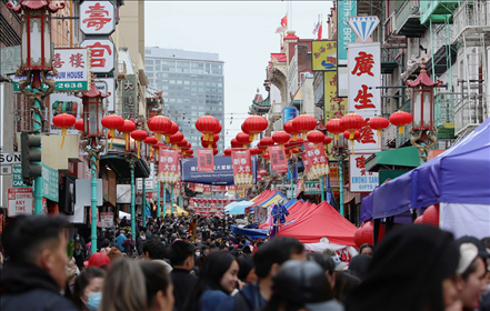 2023年1月15日，人們?cè)诿绹?guó)舊金山唐人街的迎春街會(huì)上游覽、購(gòu)物。當(dāng)日，為期兩天的迎春街會(huì)在美國(guó)舊金山唐人街閉幕，活動(dòng)吸引了大批市民和游客。新華社發(fā)