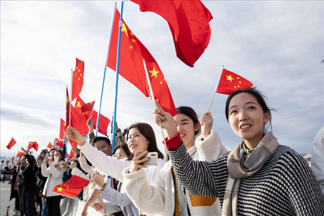 △當(dāng)?shù)貢r(shí)間11月14日，華僑華人和中國(guó)留學(xué)生代表在沿途街道，熱烈歡迎習(xí)近平主席到訪。