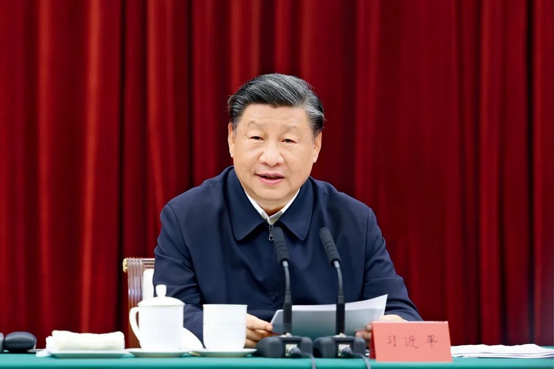 2023年10月12日，中共中央總書記、國家主席、中央軍委主席習近平在江西省南昌市主持召開進一步推動長江經(jīng)濟帶高質(zhì)量發(fā)展座談會并發(fā)表重要講話。習近平強調(diào)，完善跨區(qū)域、跨部門、跨層級的數(shù)據(jù)信息共享和流程互聯(lián)互通，深化政務服務合作，優(yōu)化營商環(huán)境。圖/新華社記者 鞠鵬 攝