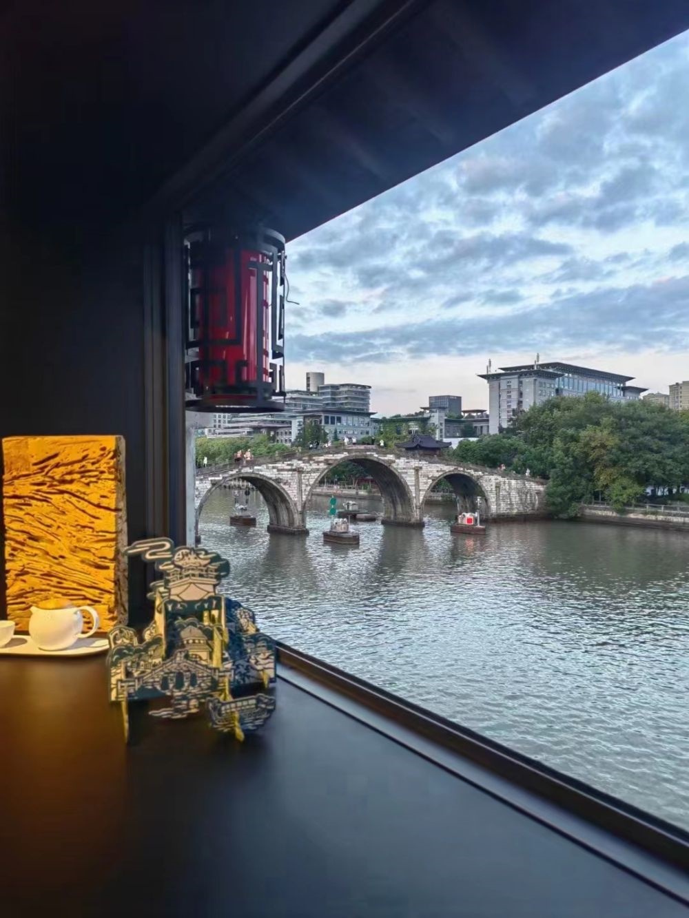 文創(chuàng)產(chǎn)品與拱宸橋。（受訪者供圖）