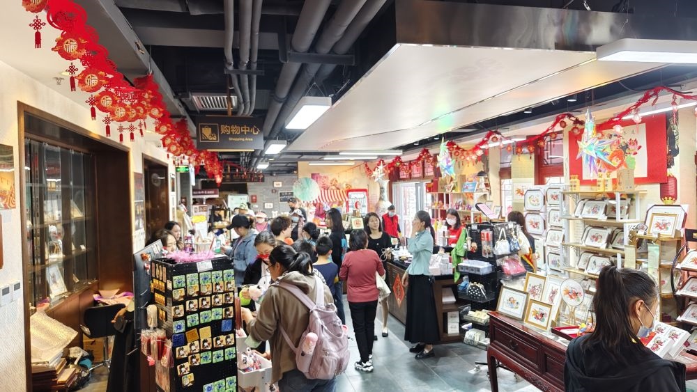 游客在天津市西青區(qū)楊柳青民俗文化館游覽。（新華社記者宋瑞 攝）