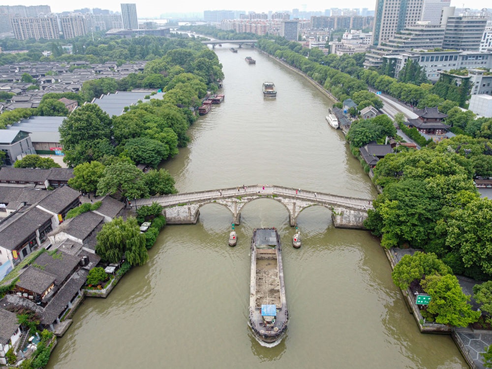 2022年5月27日，貨船通過京杭大運(yùn)河杭州段拱宸橋。（新華社記者江漢 攝）