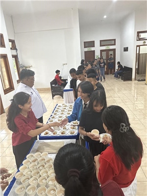 學(xué)生們品嘗中華美食湯圓和燒賣。主辦方供圖