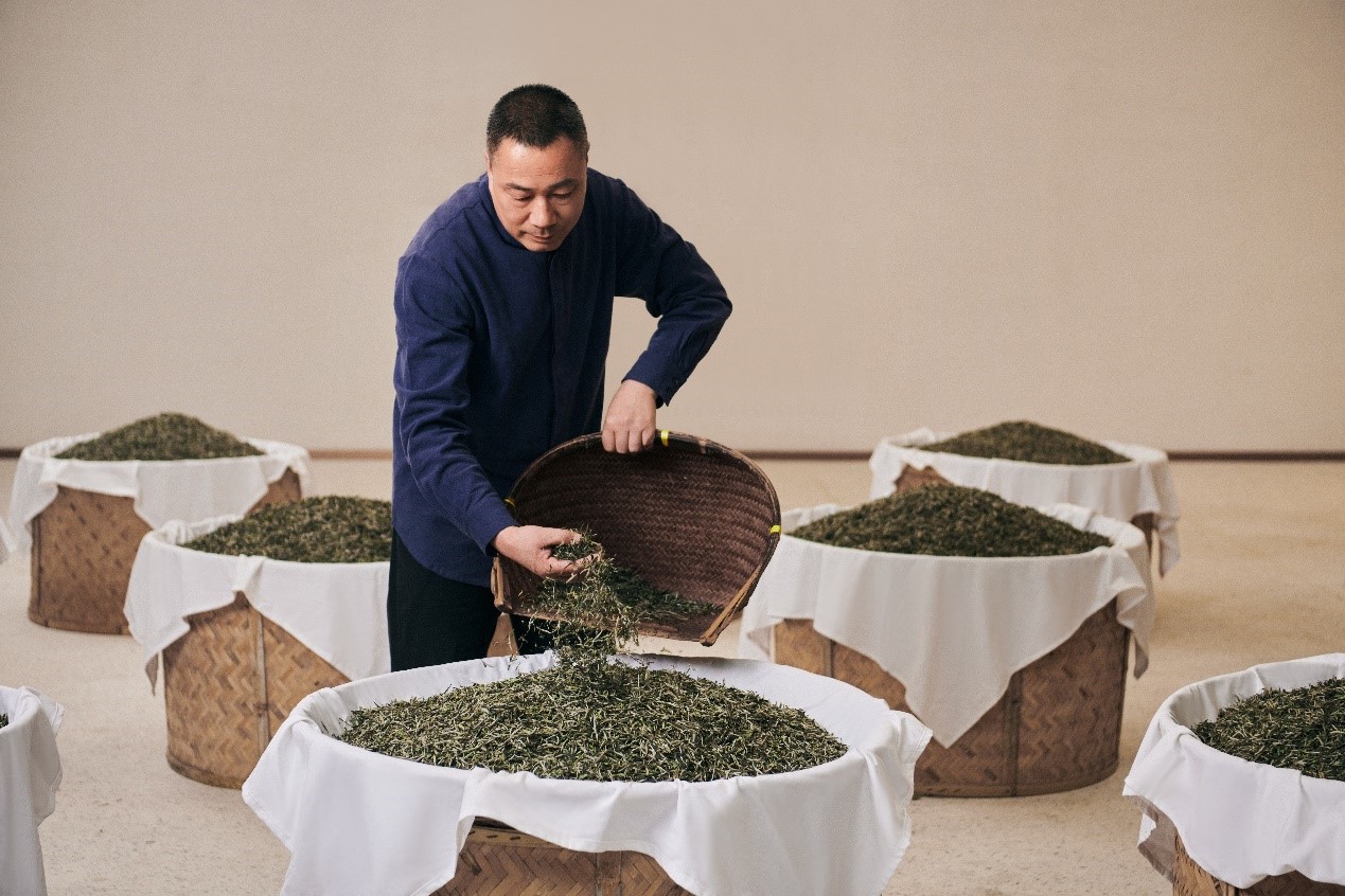 福鼎白茶制作技藝的省級(jí)代表性傳承人林振傳在制茶。受訪者供圖