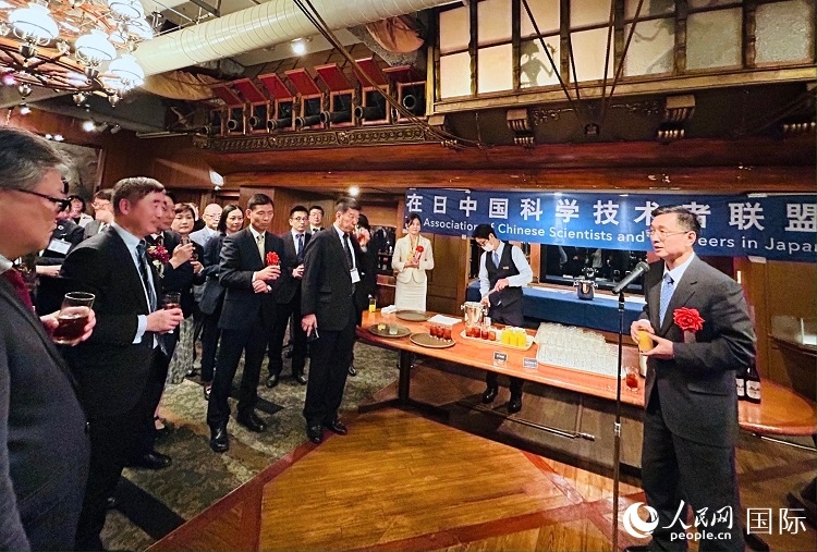 中國(guó)駐日本大使館教育處公使銜參贊杜柯偉在紀(jì)念酒會(huì)上致祝酒詞。人民網(wǎng) 許可攝