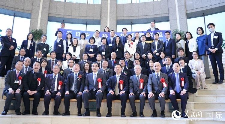 到場(chǎng)嘉賓與中國(guó)駐日本大使吳江浩合影留念。人民網(wǎng) 許可攝
