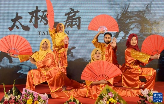 11月22日，在孟加拉國達卡，學生在孔子課堂揭牌儀式上表演。新華社發(fā)（薩利姆攝）