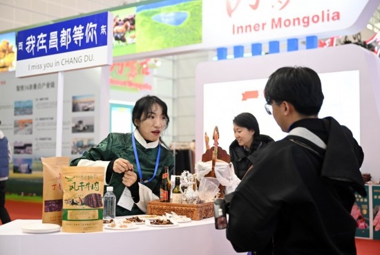 11月23日，參展商和參觀者在國家會展中心（天津）國內(nèi)省市合作交流展區(qū)交流。新華社記者 趙子碩 攝