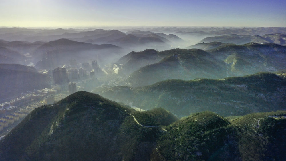 陜西省延安市吳起縣的山山峁峁被茂密的山林覆蓋（2021年12月20日攝，無人機照片）。新華社記者 陶明 攝