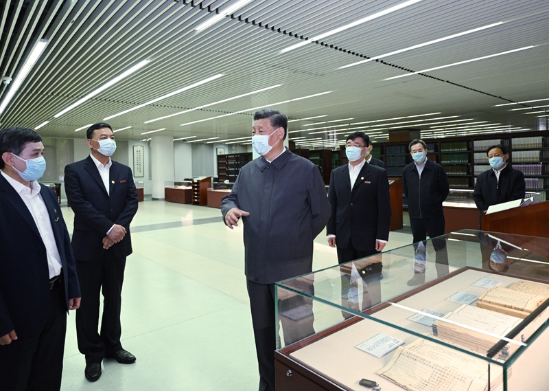 2022年4月25日，習(xí)近平來到中國(guó)人民大學(xué)考察調(diào)研。這是他在圖書館考察。