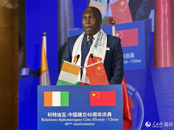 科特迪瓦駐華大使多索·阿達(dá)馬在招待會上致辭。人民網(wǎng) 謝瑩攝