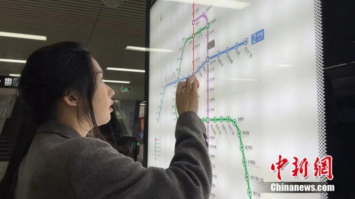 李佳夢正在坐地鐵。呂盛楠 攝