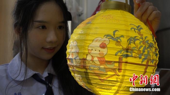 李佳夢正在做兔子花燈。呂盛楠 攝