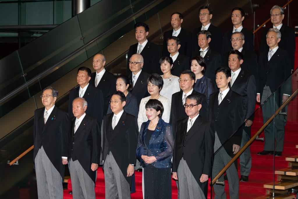 9月13日，日本首相岸田文雄（前排中）在東京的首相官邸率閣僚合影。新華社記者張笑宇攝