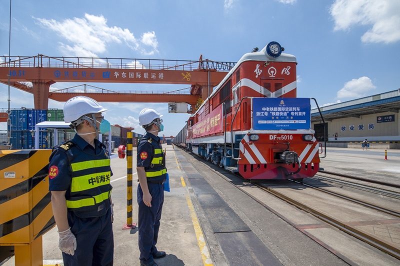 2022年6月29日，浙江金華，中老鐵路國際貨運列車浙江號“鐵路快通”首趟專列經海關監(jiān)管后，從金華南站鳴笛啟程，經磨憨口岸駛向老撾萬象。