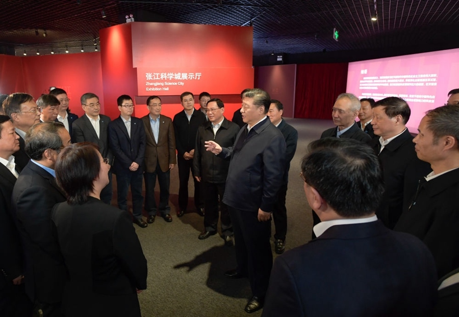 2018年11月6日，習(xí)近平在上海張江科學(xué)城展示廳考察時，同在場的科技工作者親切交談。
