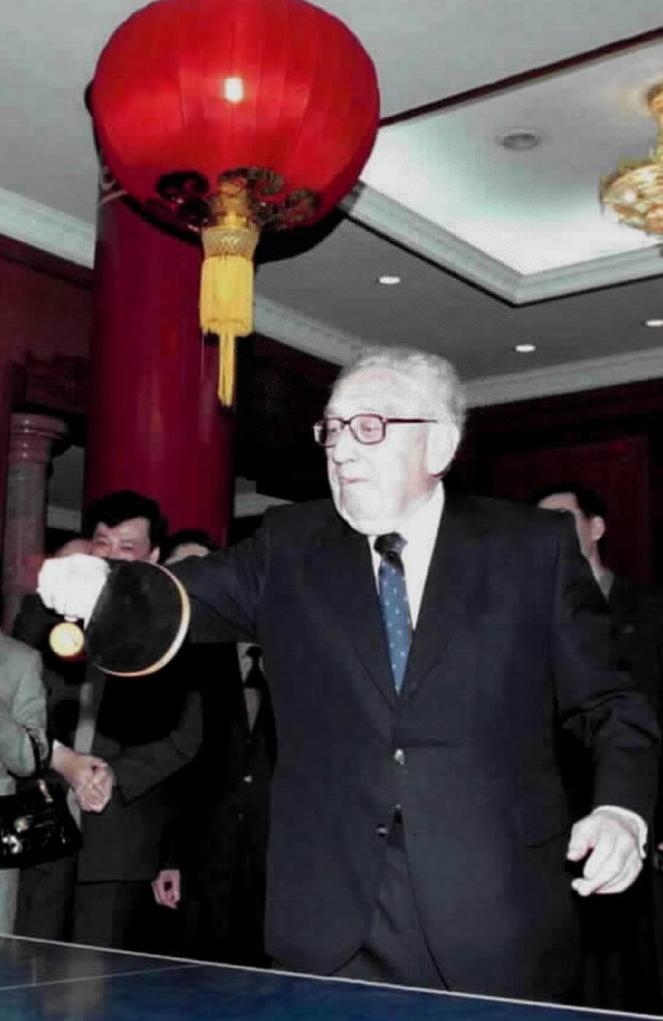 2001年3月18日，基辛格在中國人民對外友好協(xié)會紀(jì)念中美“乒乓外交”30周年的招待會開始前揮拍助興。新華社發(fā)