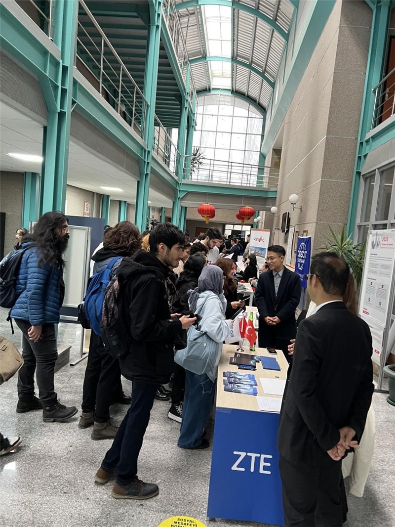 土耳其大學(xué)生在中企展臺交流。主辦方供圖