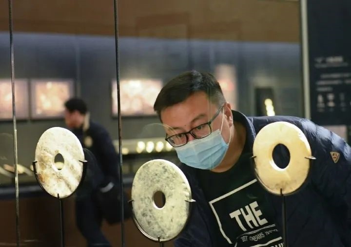游客在良渚博物院觀看玉璧。新華社記者 翁忻旸 攝