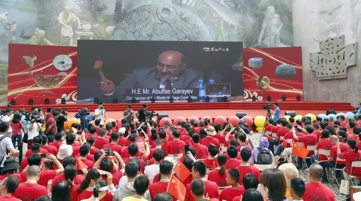 2019年7月6日，杭州市民揮舞國旗慶祝良渚古城遺址獲準(zhǔn)列入世界遺產(chǎn)名錄。記者 吳煌 倪雁強(qiáng) 攝