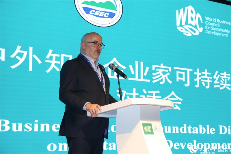 世界可持續(xù)發(fā)展工商理事會會長兼主席貝德凱致辭。人民網(wǎng)記者任皓宇攝