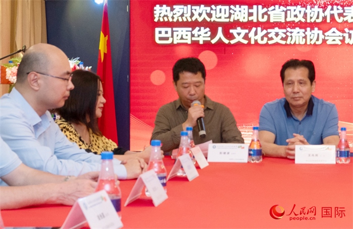 巴西文協(xié)監(jiān)事長彭建波（右二）在座談會上致辭。 人民網(wǎng)記者 陳海琪攝