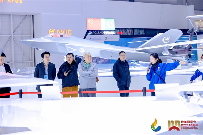 參會嘉賓和留學(xué)歸國人員參觀珠海太空中心。主辦方供圖