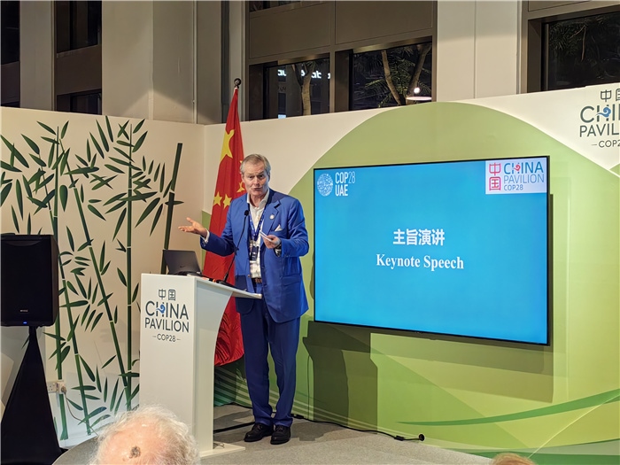意大利都靈理工大學終身教授岡特·鮑利發(fā)言。COP28中國角供圖