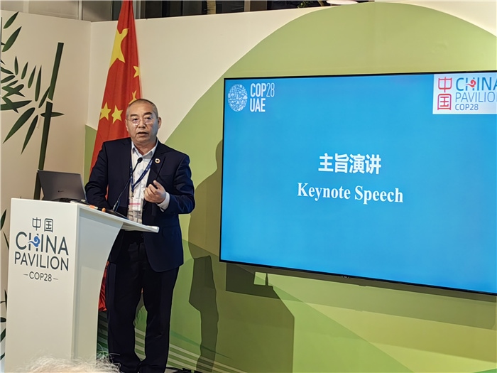 晶澳太陽能科技股份有限公司高級副總裁孫廣彬發(fā)言。COP28中國角供圖