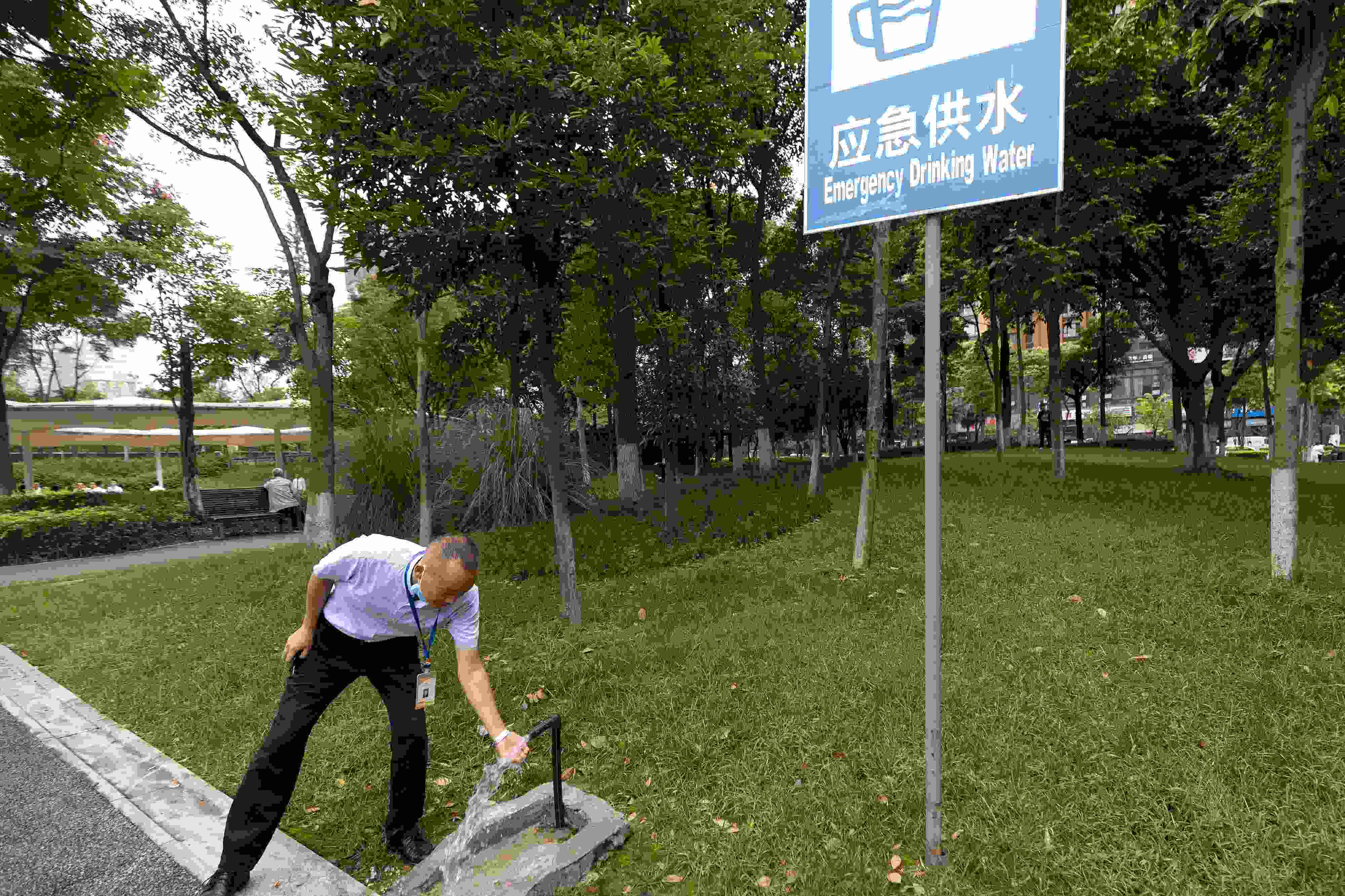 位于成都高新區(qū)天府二街與天府三街之間的大源中央公園，應(yīng)急供水設(shè)施標(biāo)識(shí)醒目。