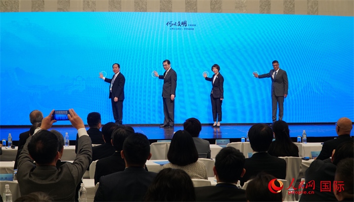 嘉賓共同啟動(dòng)“何以文明”日本特展體驗(yàn)暨2024年總臺(tái)春晚宣介區(qū)。人民網(wǎng) 蔣曉辰攝